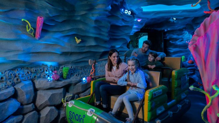 Famille à bord de l’attraction Snorri Touren dans le quartier scandinave d’Europa-Park.