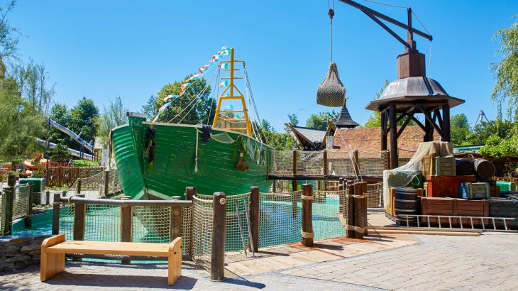 Paul's Playboat im Wasser im Irischen Themenbereich des Europa-Park.