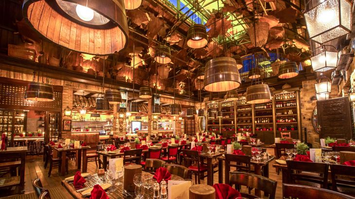 L’illuminazione suggestiva dell’interno della location per eventi Bodega dell’Europa-Park Resort.