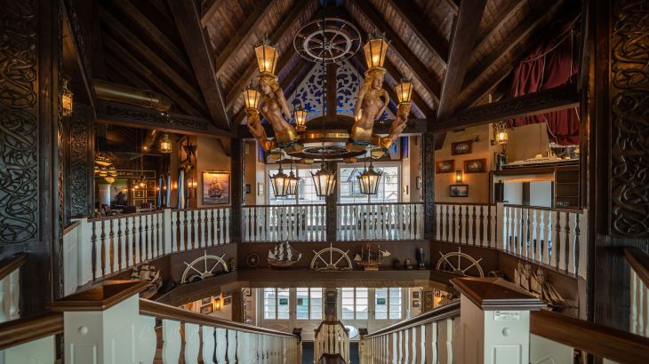 Het authentiek maritiem ingerichte Fjord Restaurant in Europa‑Park. Je ziet een prachtig versierde kroonluchter.