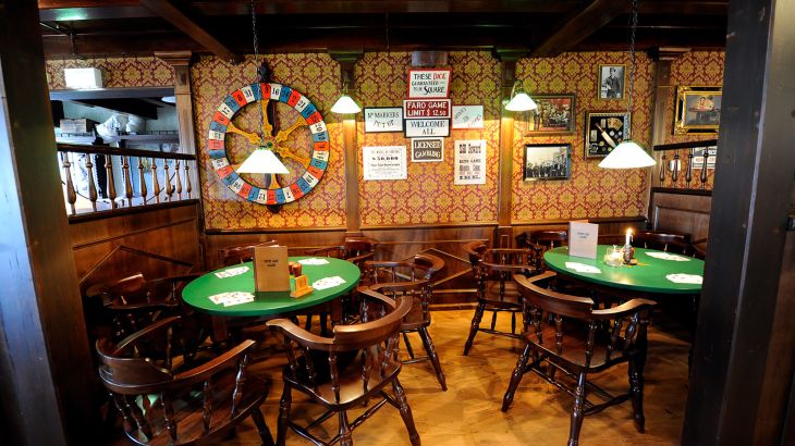 Places assises rustique à des tables de poker dans « Silver Lake Saloon » à Europa-Park Resort.