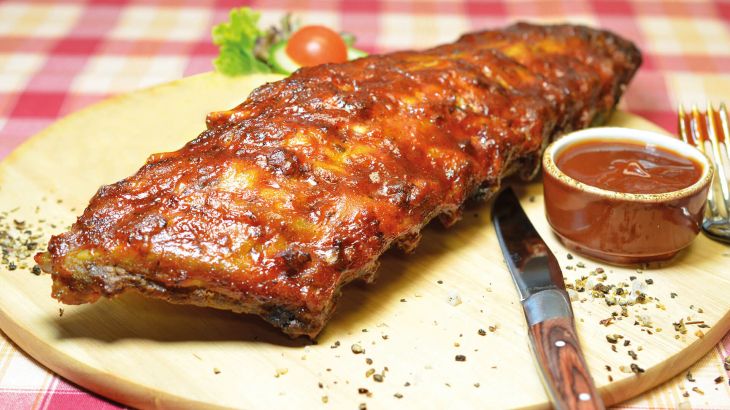 Travers de porc croustillants avec une sauce relevée dans le restaurant « Silver Lake Saloon » à Europa-Park Resort.