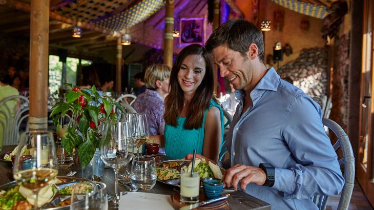 Ein Paar genießt das Essen im Restaurant SPICES – Küchen der Welt.