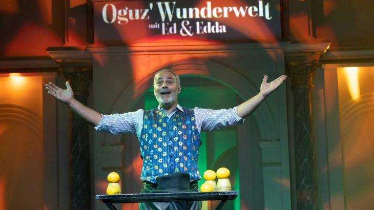Goochelaar Oguz Engin tijdens de show “Oguz’ Wonderwereld met Ed & Edda” in de JUNIOR CLUB‑studio’s in Europa‑Park.