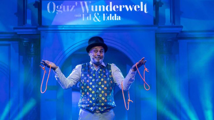 Oguz Engin, de goochelaar, in zijn show “Oguz’ Wonderwereld met Ed & Edda” in de JUNIOR CLUB‑studio’s in Europa‑Park.