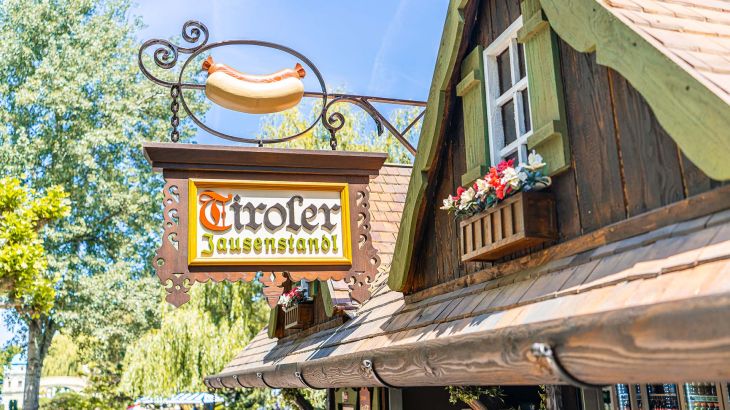 Das Schild des Tiroler Jausenstandl im Österreichischen Themenbereich des Europa-Park. 