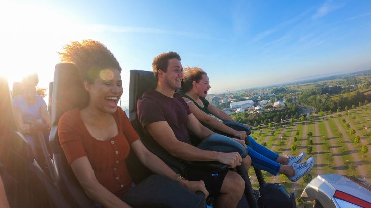 Drei Gäste in der ersten Reihe der Achterbahn Silver Star im Europa-Park.