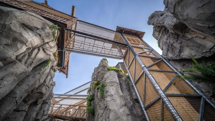 Abenteuerlicher Rundweg mit Hängebrücken, Kletterelementen und Rutschen auf dem Yomi Abenteuer Trail im Europa-Park. 
