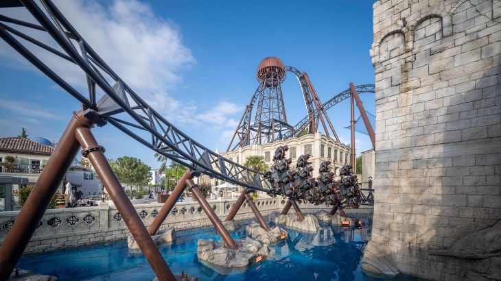 Die Achterbahn Voltron Nevera powered by Rimac im Kroatischen Themenbereich des Europa-Park. 