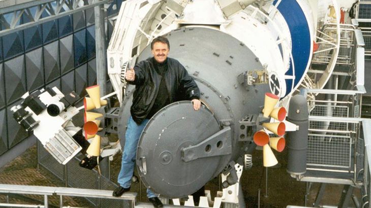Roland Mack auf der Raumstation Mir im russischen Themenbereich des Europa-Park.
