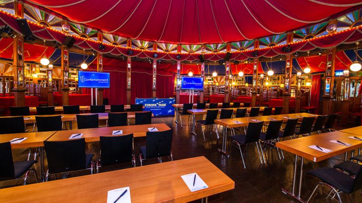 Salle événementielle « Palace des Rêves » au Confertainment Center d’Europa-Park avec les chaises disposées pour un séminaire.