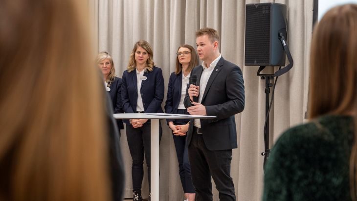 Frederik Mack hält eine Ansprache in der neuen MACK Akademie.