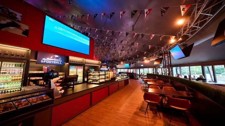Blick in den Raum der Coca-Cola Sportsbar in der Arena of Football im Europa-Park. 