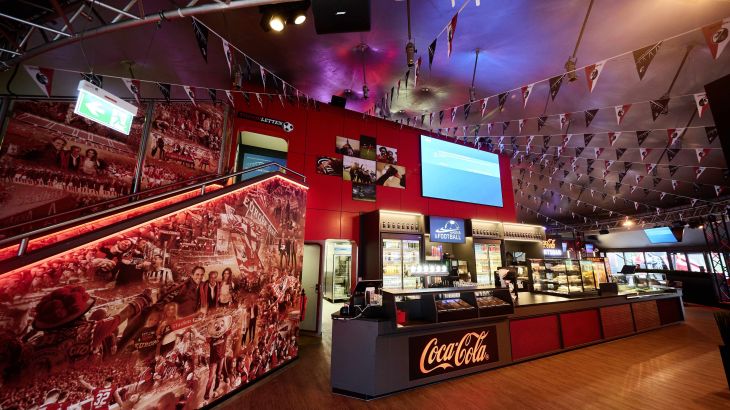 De bar in de Arena of Football met het aanbod aan eten en drinken.