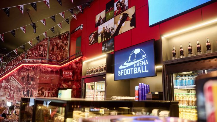 De Arena of Football met foto's van verschillende sportevenementen aan de muren.