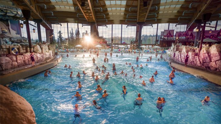 Innenansicht des Surf Fjørd Wellenbads in Rulantica mit Besuchern.