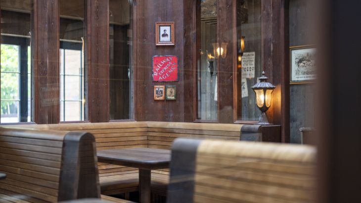 Sitzbänke im rustikalen Western-Stil im Restaurant Diner Station.