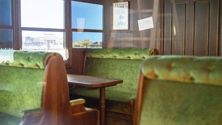 Sitzplätze in der Diner Station im Stil eines alten Eisenbahnwagons.
