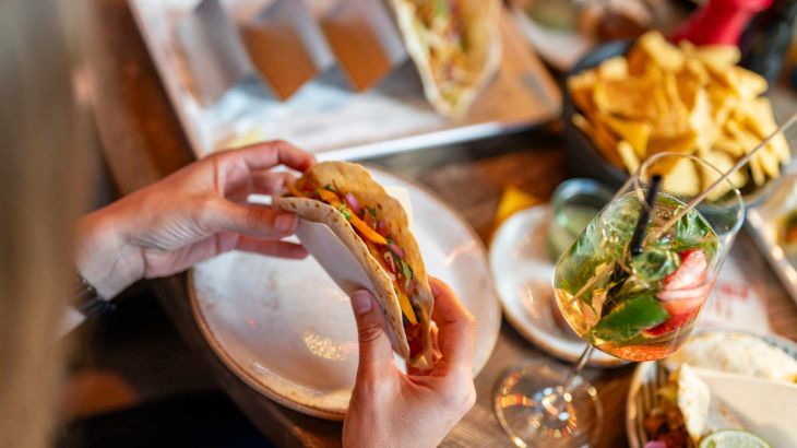 Close-up van een heerlijke taco in de Bodega Mexican Bar & Lounge in het Europa-Park Resort.