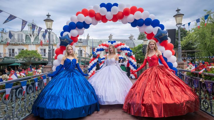 Drei Frauen in den Farben der französischen Flagge (Blau, Weiß, Rot) im Europa-Park.