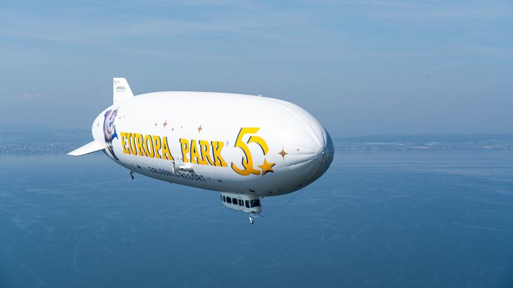 Der Europa-Park Zeppelin schwebt über der Bodenseeregion.