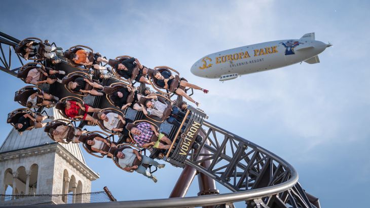 Der Europa-Park Zeppelin zieht seine Kreise über Voltron Nevera powered by Rimac.