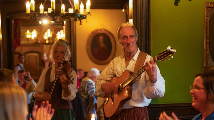 Twee muzikanten tijdens een optreden tijdens het Alemannische Rittermahl.