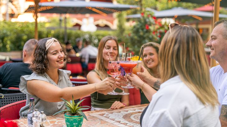 Gäste stoßen im Restaurant Don Quichotte im Europa-Park Erlebnis-Resort gemeinsam an.