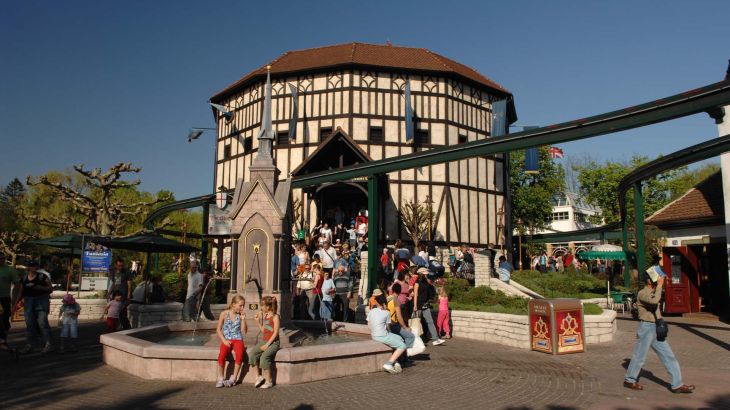 La ricostruzione del Globe Theater in Victoria Square.