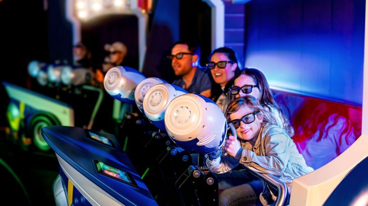 Familie sitzt im Wagen der Attraktion GRAND PRIX EDventure im Themenbereich Luxemburg des Europa-Park.
