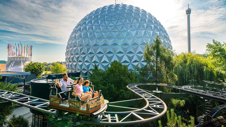 Eine Familie auf der Attraktion Matterhorn-Blitz im Schweizer Themenbereich des Europa-Park. 