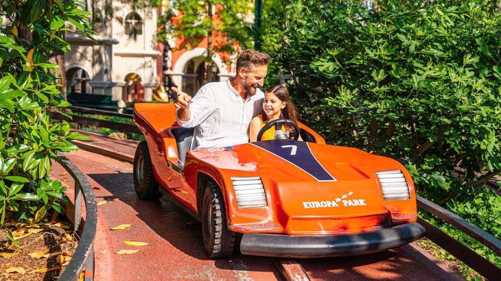 Padre e figlia in un’auto da corsa sulla pista di Silverstone.