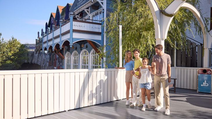 Une famille dans le quartier scandinave d’Europa-Park.
