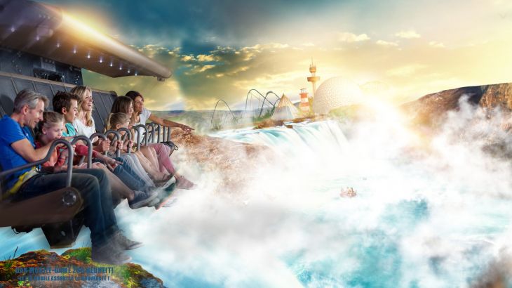 Montage photo : Des visiteurs sont assis dans une nacelle de Voletarium, et survolent une cascade, Europa-Park est visible en arrière-plan.