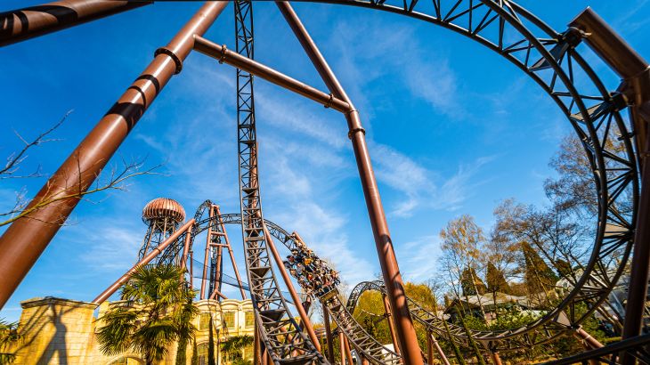 Der wilde Schienenverlauf der Achterbahn Voltron Nevera powered by Rimac im Kroatischen Themenbereich des Europa-Park-