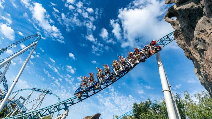 Die erste Looping-Achterbahn des Europa-Park, der blue fire Megacoaster.