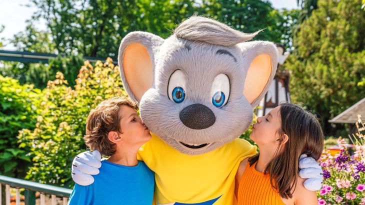 Deux enfants donnent un baiser sur la joue à Ed Euromaus.
