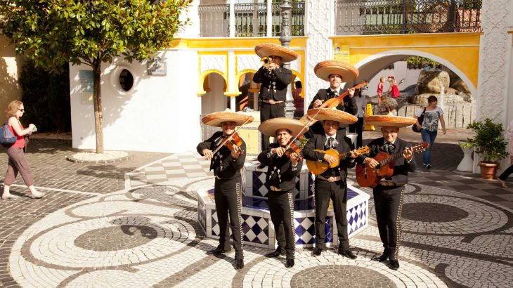 Una banda di mariachi spagnoli suona la sua musica nel quartiere tematico Spagna all’Europa-Park.
