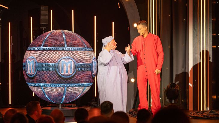 The Dinner-Show's presenters, Sebastian Rosenbaum and Stéphane Bulcourt, are dressed in pyjamas on stage.