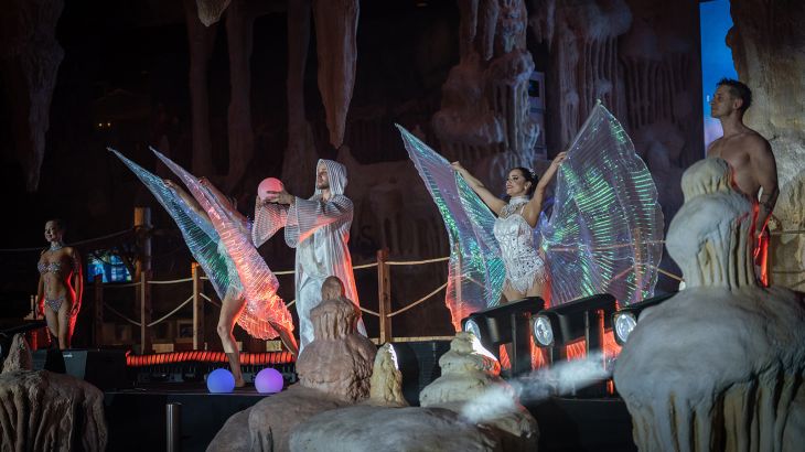 Künstlerinnen und Künstler der Show "NORDLYS – Polar Illumination" in der Wasserwelt Rulantica.