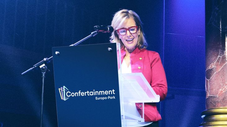 Rednerin bei einer Confertainment Veranstaltung im Globe Theater im Europa-Park. 