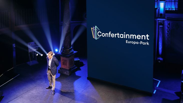Redner bei einer Veranstaltung im Globe Theater im Europa-Park – ein charmanter Ort für einzigartige Veranstaltungen des Europa-Park Confertainment.  