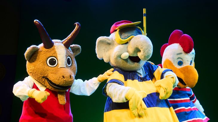 Die Europa-Park Maskottchen Böckli, Eurofant und Louis bei der Show "Happy Birthday, JUNIOR CLUB!"  in den JUNIOR CLUB Studios. 