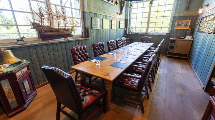 Het interieur van vergaderruimte Bubba Toms in hotel “Krønasår”, in Scandinavische sfeer, met een lange vergadertafel.
