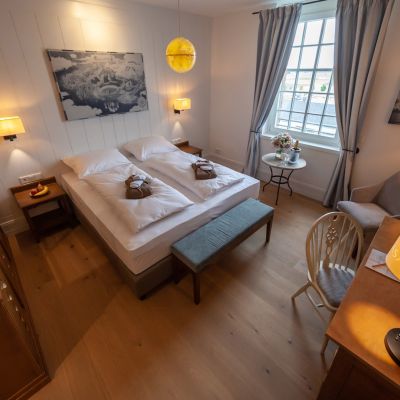 Camera standard plus nell’hotel Krønasår Camera da letto, finestra, tavolo e sedia