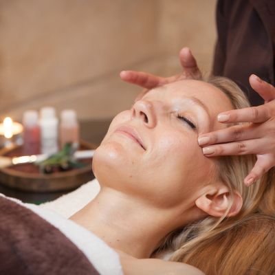 Kopfmassage an Frau