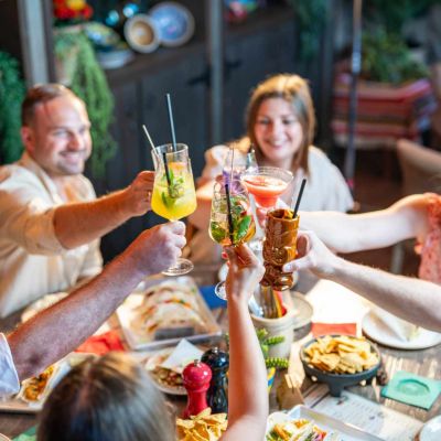 Gruppe stößt mit bunten Cocktails in der Bodega Mexican Bar & Lounge im Europa-Park Erlebnis-Resort an. 
