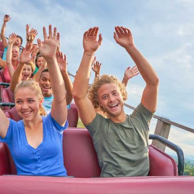 Besucher bei der Fahrt mit der Attraktion WODAN – Timburcoaster im Europa-Park. 