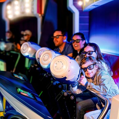 Familie sitzt im Wagen der Attraktion GRAND PRIX EDventure im Themenbereich Luxemburg des Europa-Park.