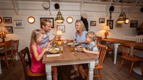 A family having lunch at the Fjord Restaurant in Europa-Park.